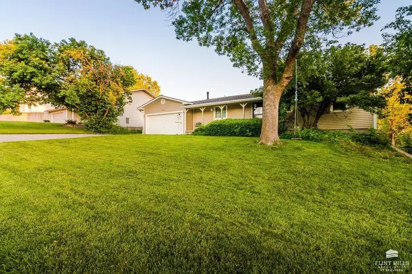2209 Grandview DR, Wamego, KS 66547