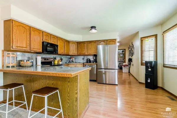 2209 Grandview DR, Wamego, KS 66547