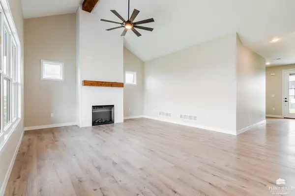3910 Travers CIR, Manhattan, KS 66503