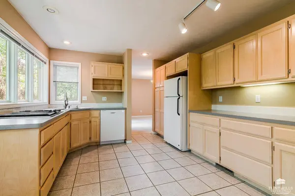 2020 Rockhill CIR, Manhattan, KS 66502