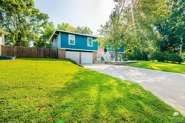 1304 Givens RD, Manhattan, KS 66503