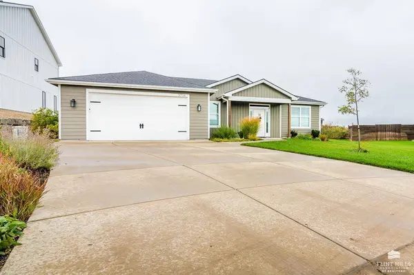 3716 Ames CIR, Manhattan, KS 66503