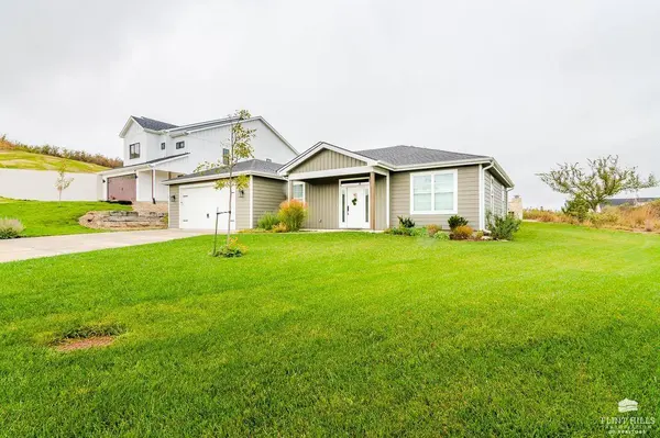 3716 Ames CIR, Manhattan, KS 66503