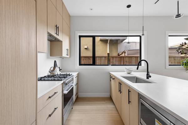 2017 E 23rd AVE #3, Vancouver, BC V5N 2T9