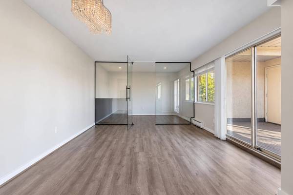 458 E 44th AVE #303, Vancouver, BC V5W 1W3