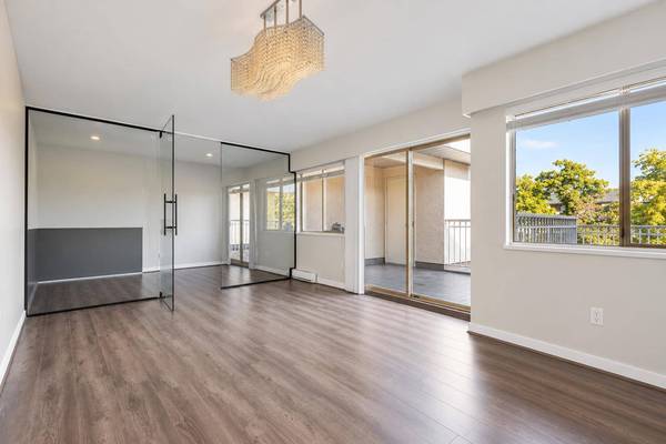 458 E 44th AVE #303, Vancouver, BC V5W 1W3