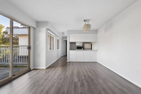 458 E 44th AVE #303, Vancouver, BC V5W 1W3