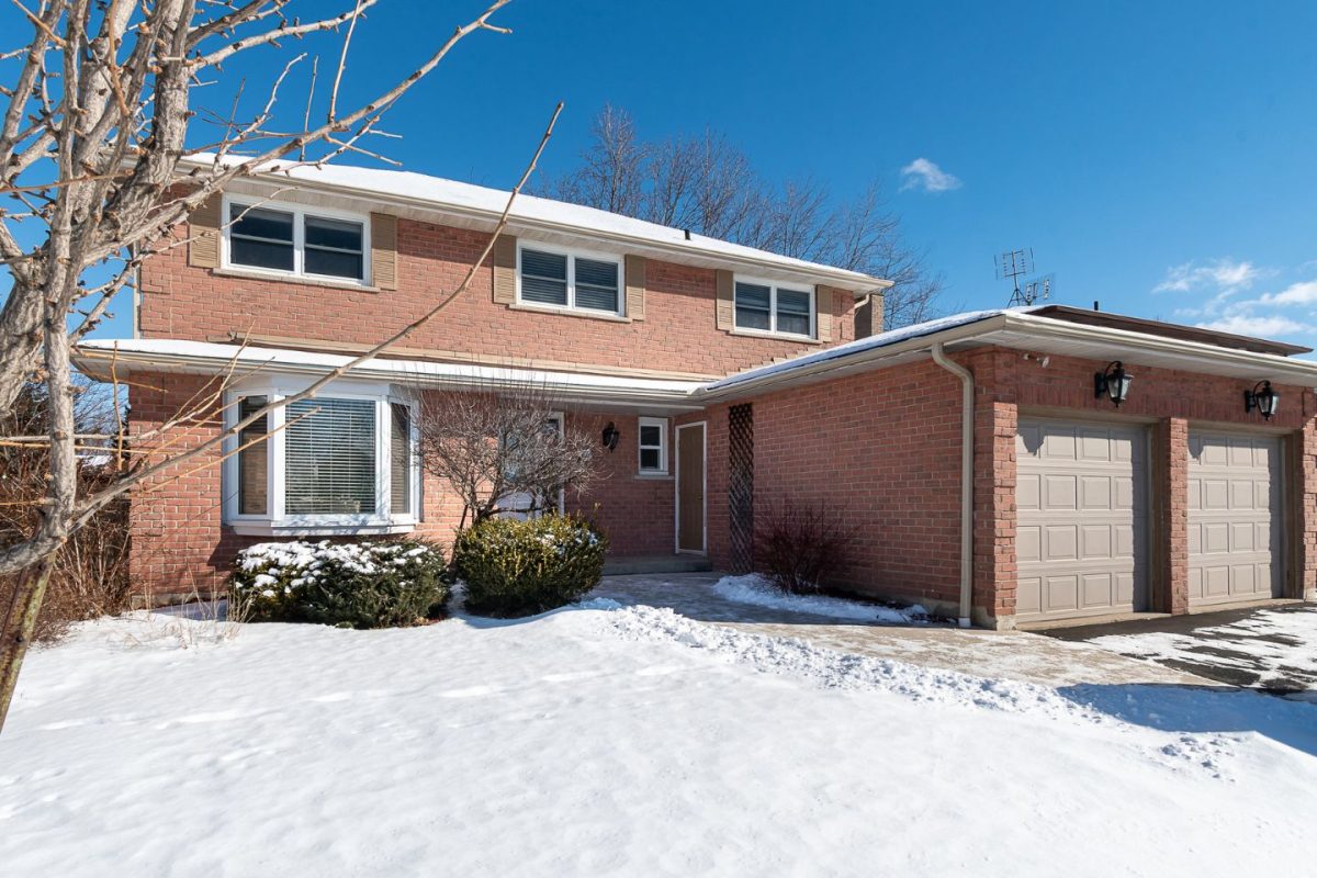 709 Robertson Crescent, Milton