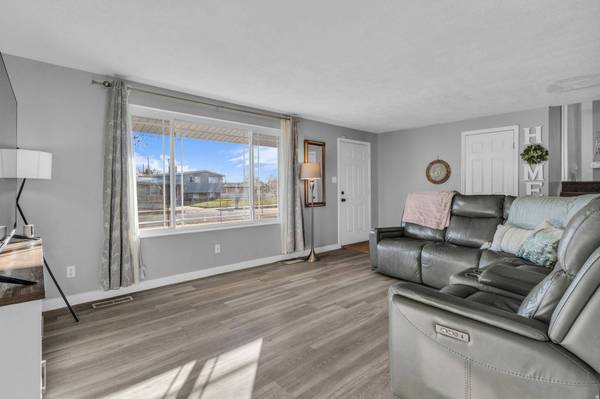 1992 W AFTON CIR N, Layton, UT 84041