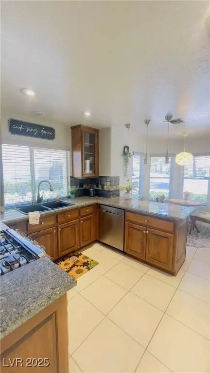 6954 Emerald Springs LN, Las Vegas, NV 89113