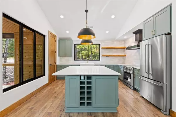 325 Pine LN, Mineral Bluff, GA 30559