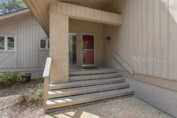 11 Hollyberry LN, Hilton Head Island, SC 29928