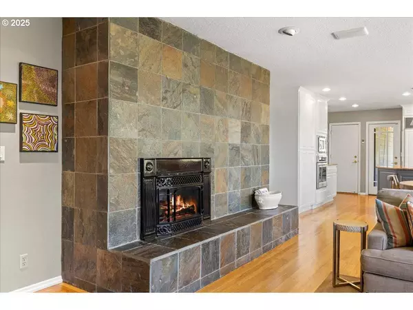 18042 SKYLAND CIR, Lake Oswego, OR 97034