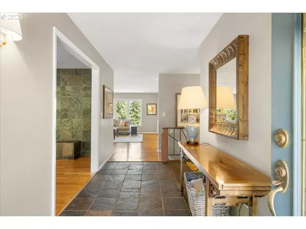 18042 SKYLAND CIR, Lake Oswego, OR 97034