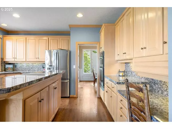 1093 TYNDALL CT, Lake Oswego, OR 97034