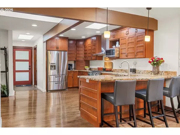 17455 BLUE HERON RD, Lake Oswego, OR 97034