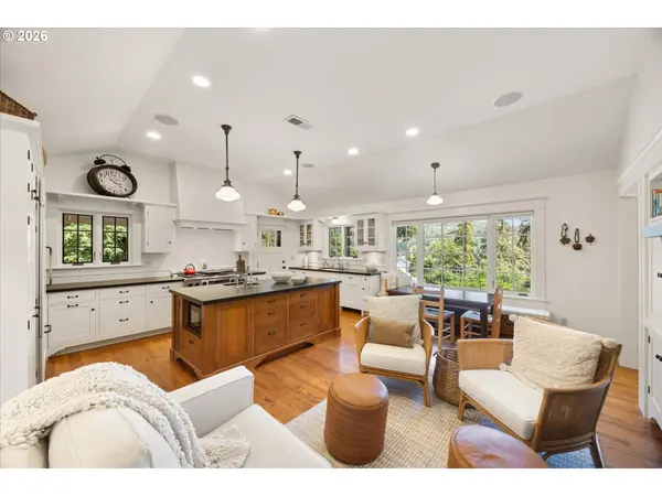 3920 UPPER DR, Lake Oswego, OR 97035