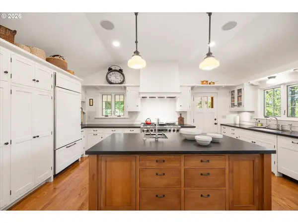 3920 UPPER DR, Lake Oswego, OR 97035