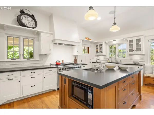 3920 UPPER DR, Lake Oswego, OR 97035