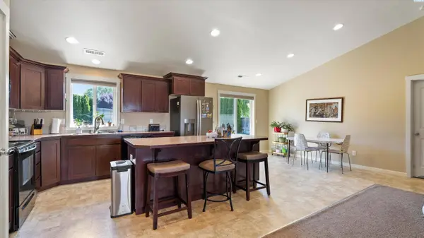 674 Riverstone Dr, Richland, WA 99352