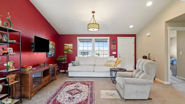 674 Riverstone Dr, Richland, WA 99352