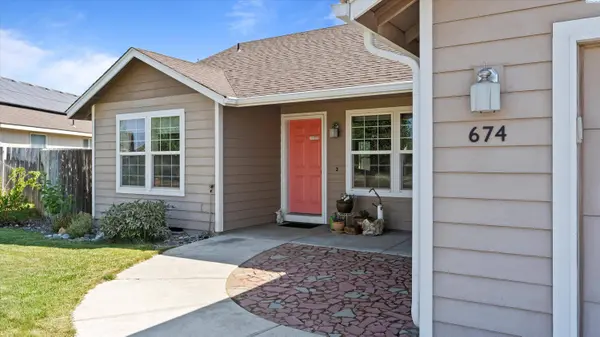 674 Riverstone Dr, Richland, WA 99352