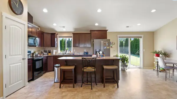 674 Riverstone Dr, Richland, WA 99352