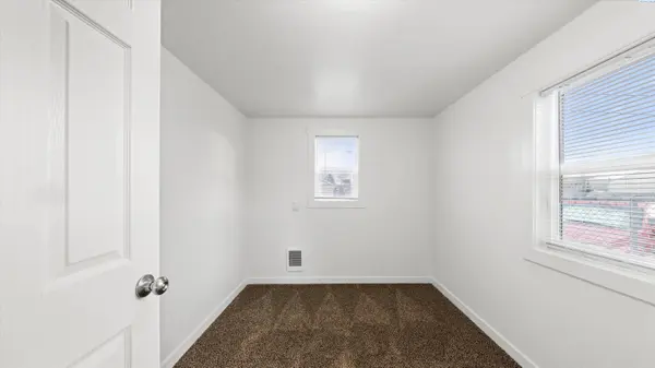 909 S 9th Ave, Pasco, WA 99301-5103