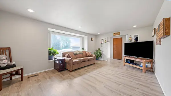 7 W Wagon Wheel Pr Nw, Benton City, WA 99320