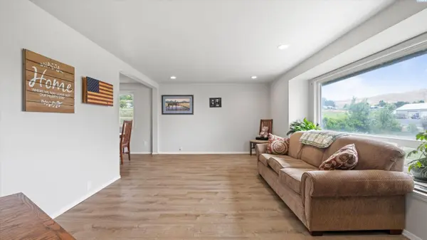 7 W Wagon Wheel Pr Nw, Benton City, WA 99320
