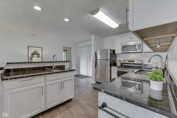 91 Crestview DR, Greenwood, IN 46143