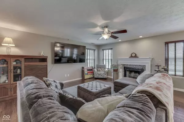 5617 Gainesway DR, Greenwood, IN 46142