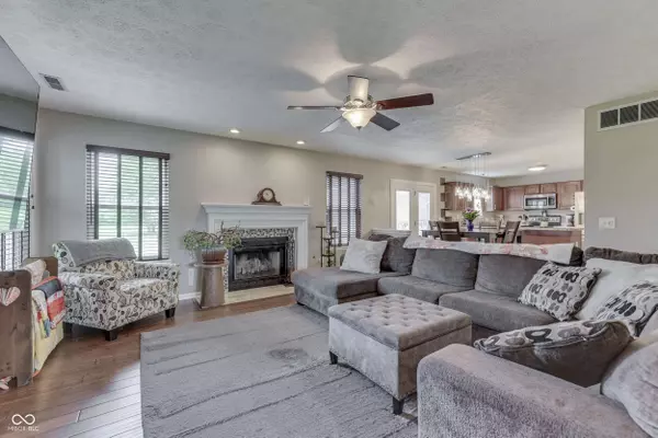 5617 Gainesway DR, Greenwood, IN 46142