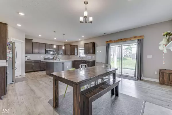 928 Ridge Rock LN, Bargersville, IN 46106