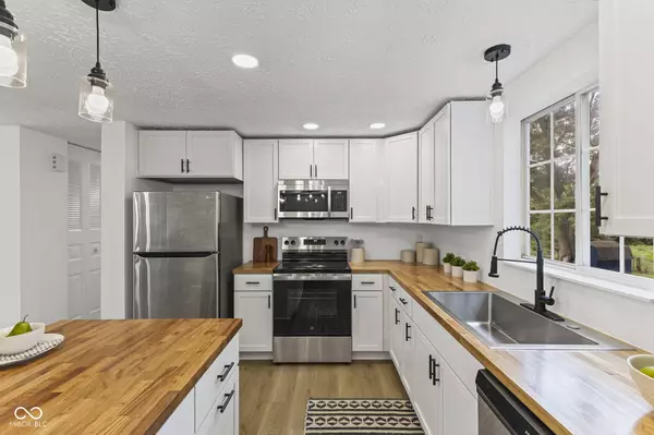 1248 Rosengarten DR, Greenwood, IN 46142