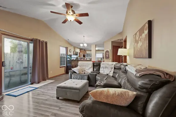 218 Lake Point LN S, Greenwood, IN 46142