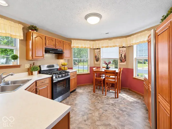 218 Lake Point LN S, Greenwood, IN 46142