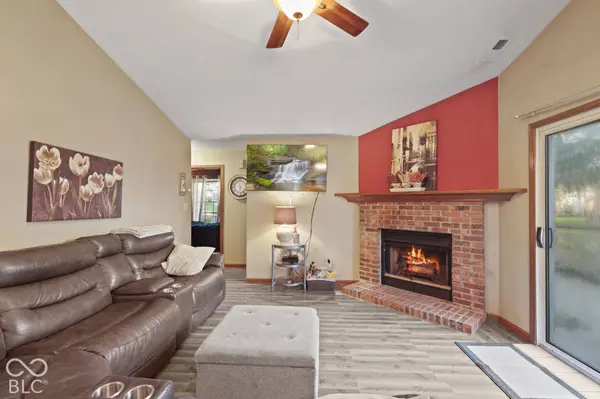 218 Lake Point LN S, Greenwood, IN 46142