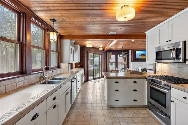 2448 Bluebell Ct, Macatawa, MI 49434-9806