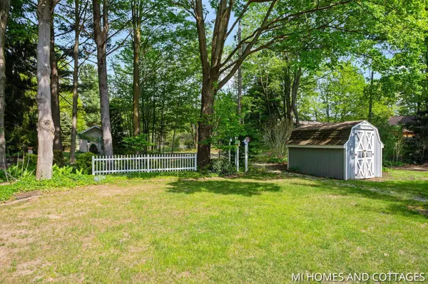 3760 Lakeshore Drive, Holland, MI 49424