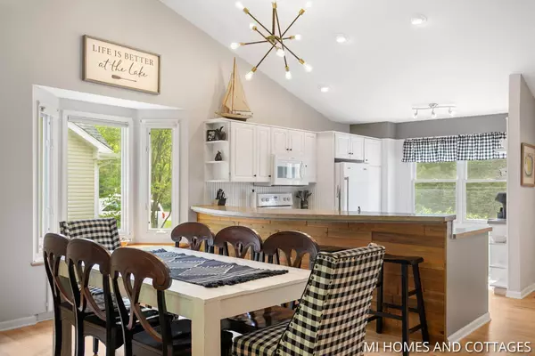 3760 Lakeshore Drive, Holland, MI 49424