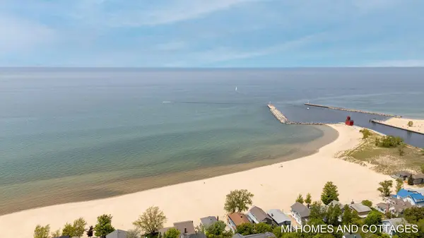 2338 Crescent Walk, Macatawa, MI 49434