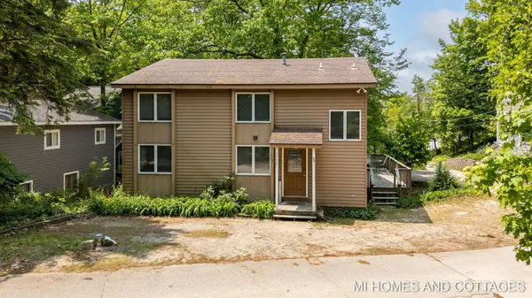 2338 Crescent Walk, Macatawa, MI 49434