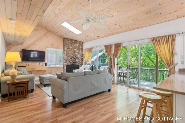 2338 Crescent Walk, Macatawa, MI 49434