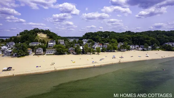 2338 Crescent Walk, Macatawa, MI 49434