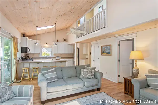 2338 Crescent Walk, Macatawa, MI 49434