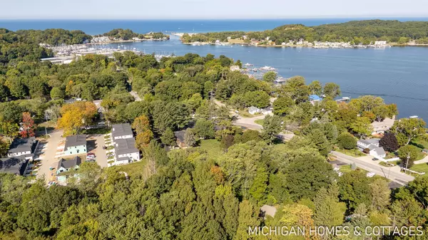 1992 S Shore Drive #3, Holland, MI 49423