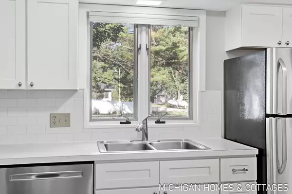 1992 S Shore Drive #3, Holland, MI 49423