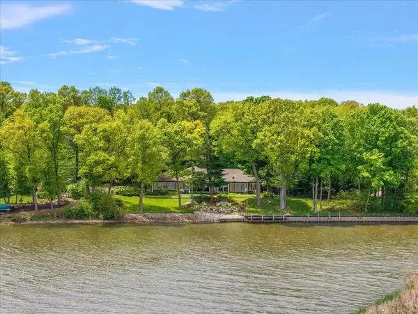 6403 Riverside Road, Fennville, MI 49408