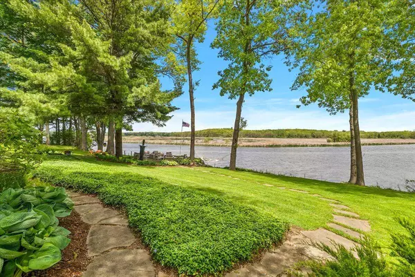 6403 Riverside Road, Fennville, MI 49408